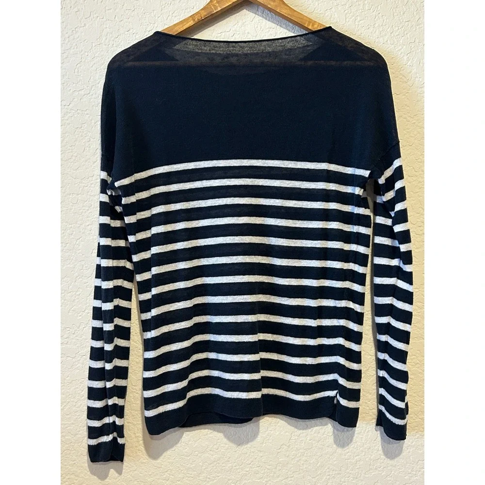Uniqlo sweater features